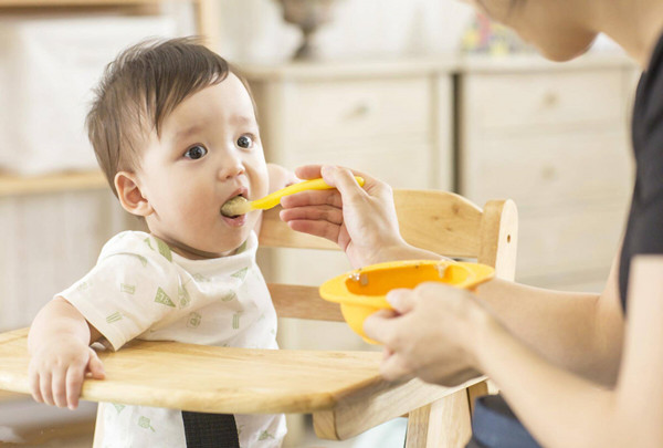 什么时候可以给宝宝加辅食？辅食添加要避开这8种情况(图2)