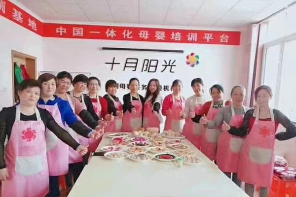 40岁女人学月嫂好是育婴师好？